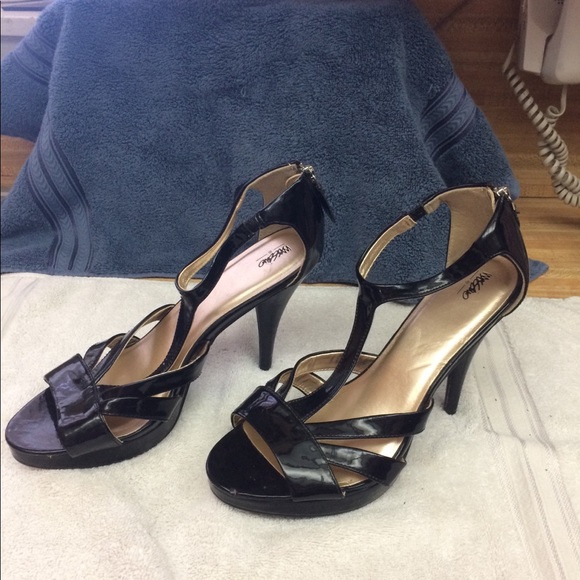 Mossimo Zipper Back Heels - Picture 3 of 3